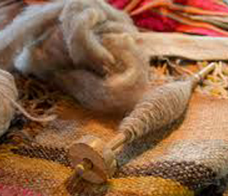 Espacios de formación abiertos a la comunidad, orientados a la transmisión de saberes textiles.